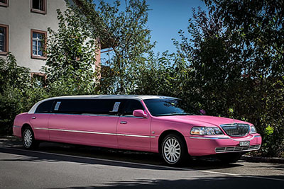 Pinke Stretchlimousine in Zürich